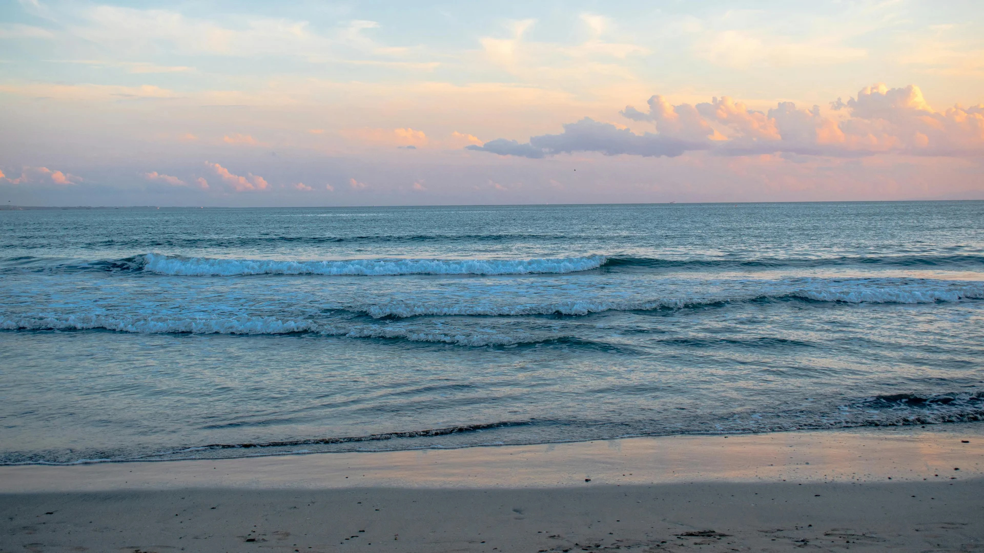 Hotel Regal: comfort ed eleganza a Rimini Spiaggia con onde calme e cielo al tramonto con nuvole rosa