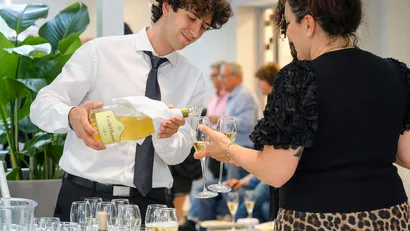 Hotel Regal: comfort ed eleganza a Rimini Cameriere versa vino bianco in calici durante evento sociale