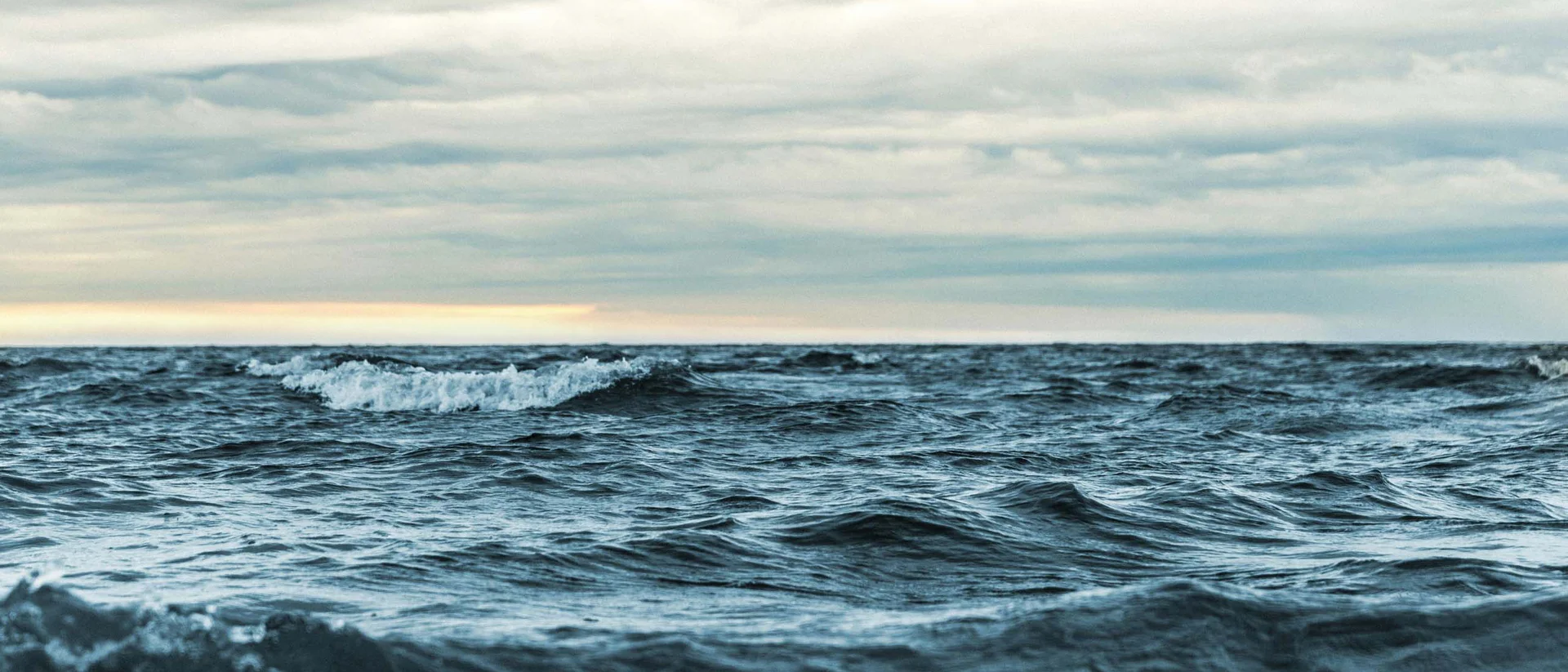 Hotel Regal: comfort ed eleganza a Rimini Onde sull'oceano nuvoloso sotto un cielo grigio al tramonto