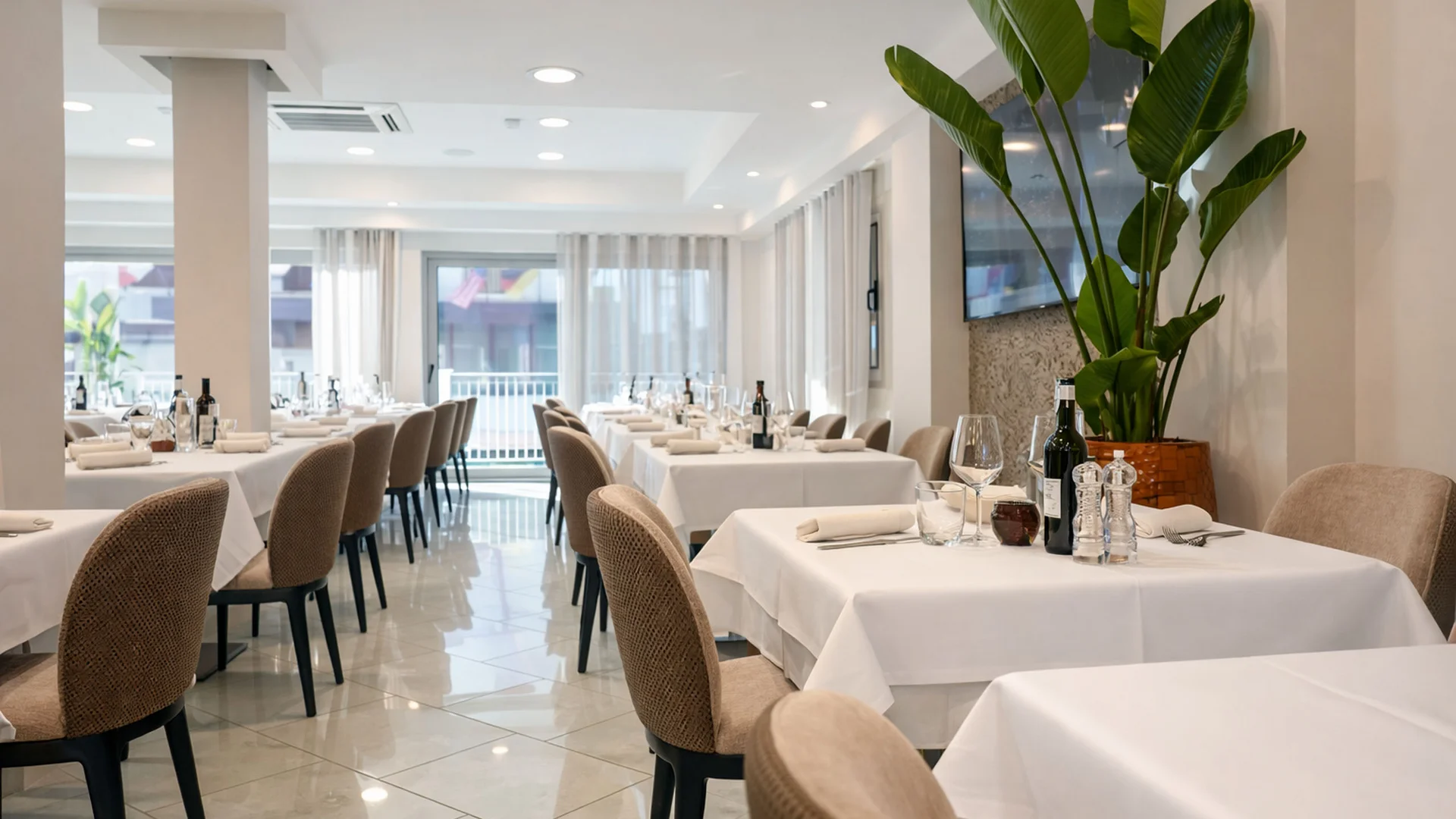 Hotel Regal: comfort ed eleganza a Rimini Interno moderno e luminoso di ristorante con tovaglie bianche e sedie beige