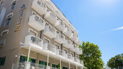 Hotel Regal: comfort ed eleganza a Rimini Vista esterna di un moderno hotel con più piani e balconi in una giornata di sole
