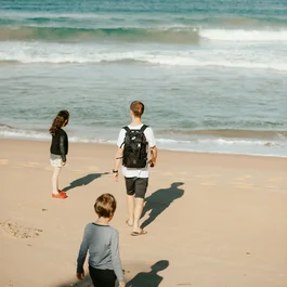 Hotel Regal: comfort ed eleganza a Rimini Tre persone in spiaggia che guardano verso il mare